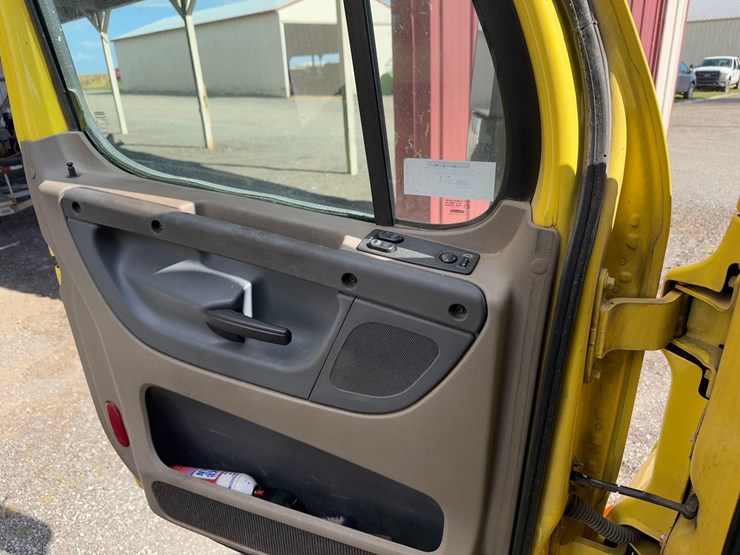 freightliner-semi-tractor-image-27