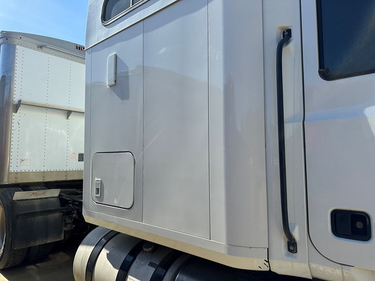 #33710-•-2011-mack-cxu-t/a-sleeper-truck-tractor-1m1aw09y3bm013638-image-46