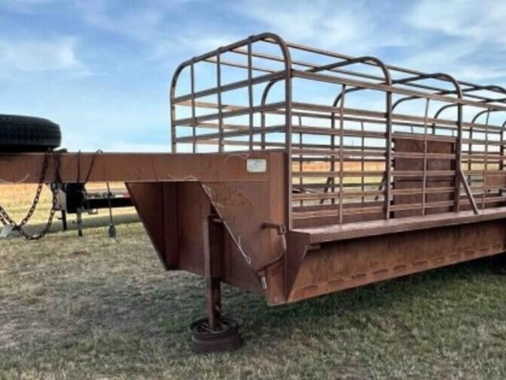 1984-24’-shelby-gooseneck-livestock-trailer-image-1