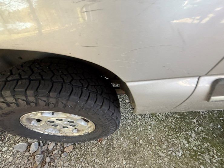 2004-chevrolet-suburban-image-12