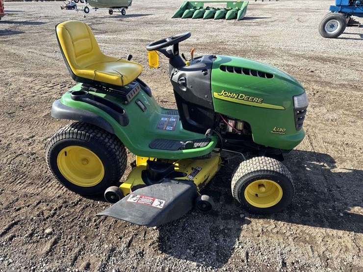 john-deere-l130-lawn-tractor-image-4