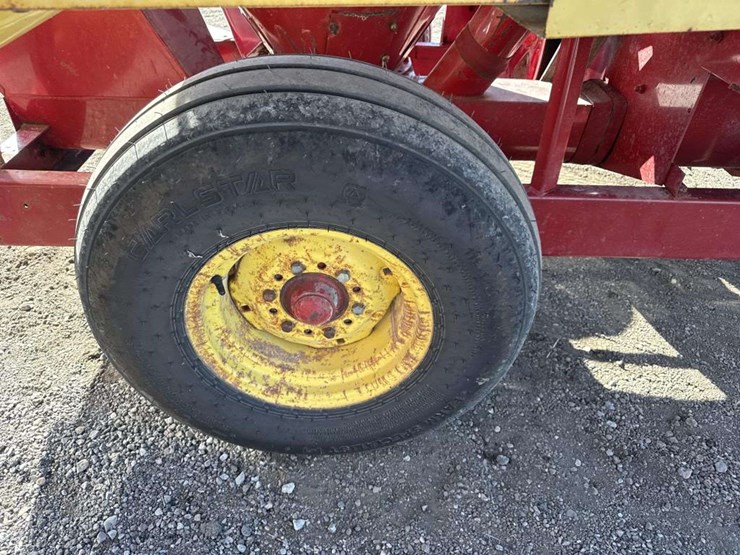 new-holland-353-image-12