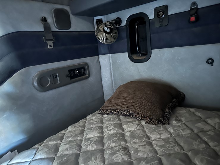 #33704-•-2011-mack-cxu-t/a-sleeper-truck-tractor-1m1aw09y8bm013165-image-83