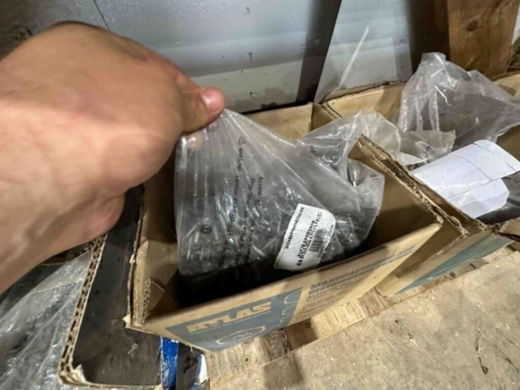 contents-of-shelf--assorted-screws-&-fasteners-image-5