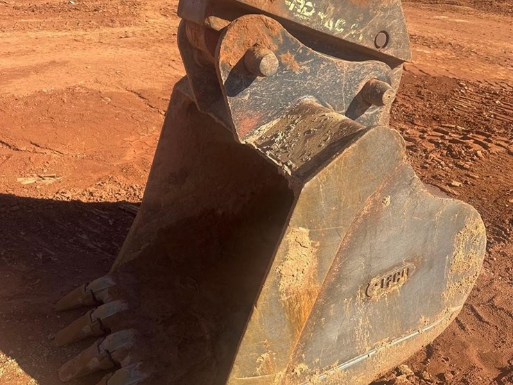 2012-hitachi-zx225us-lc-3-image-9