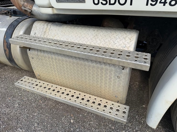 freightliner-semi-tractor-image-18