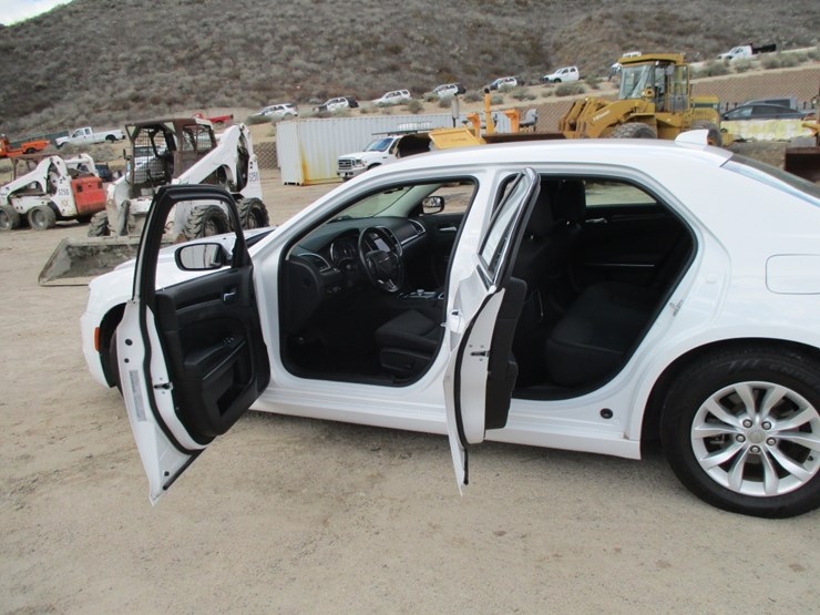 2021-chrysler-300-sedan,-image-12