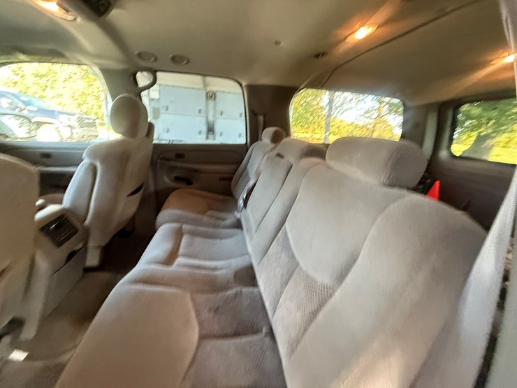 2004-chevrolet-suburban-image-49