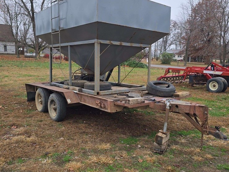 homemade-seed-tender-trailer,-holds-4-pro-boxes,-honda-engine,-with-hyd-control,-steel-auger,-dual-compartment,-on-tandem-axle-trailer,-no-title-image-3