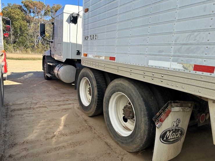 #33704-•-2011-mack-cxu-t/a-sleeper-truck-tractor-1m1aw09y8bm013165-image-4