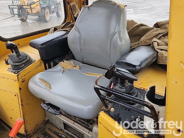 2004-deere-700h-image-27