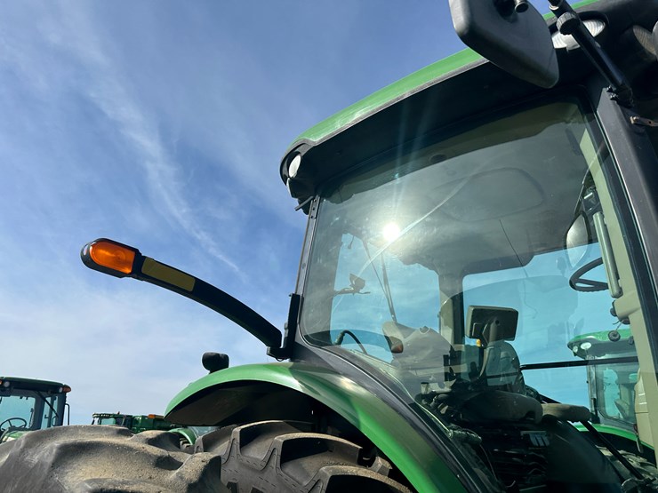 2010-john-deere-8295r-image-37