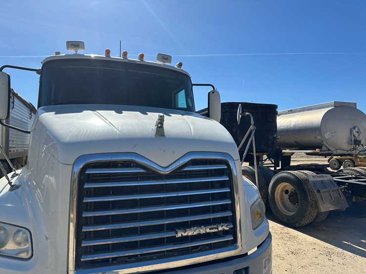 #33712-•-2011-mack-cxu-t/a-sleeper-truck-tractor-1m1aw09y5bm013138-image-38