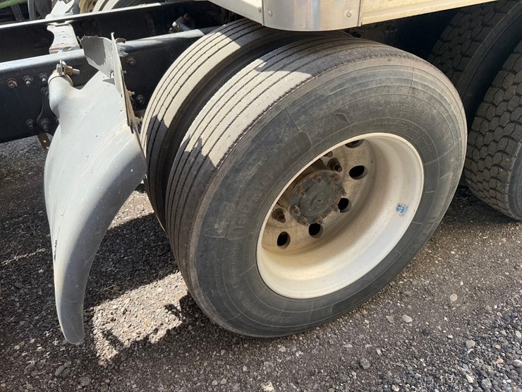 freightliner-semi-tractor-image-12