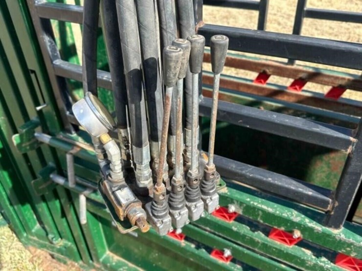 arrowquip-cp-1050-hydraulic-squeeze-chute-image-21