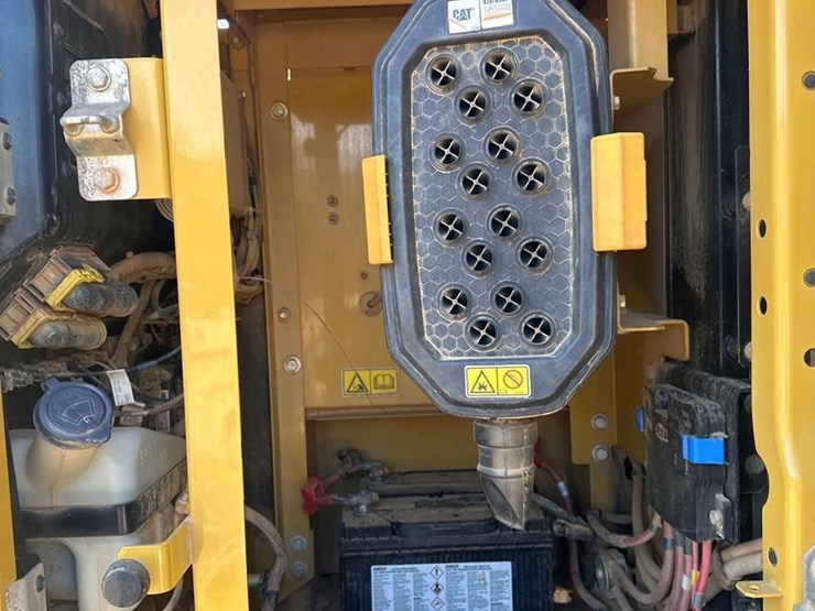 2018-caterpillar-320-image-24