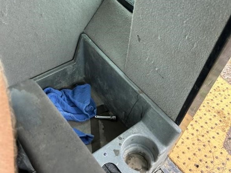 2004-caterpillar-938g-image-37