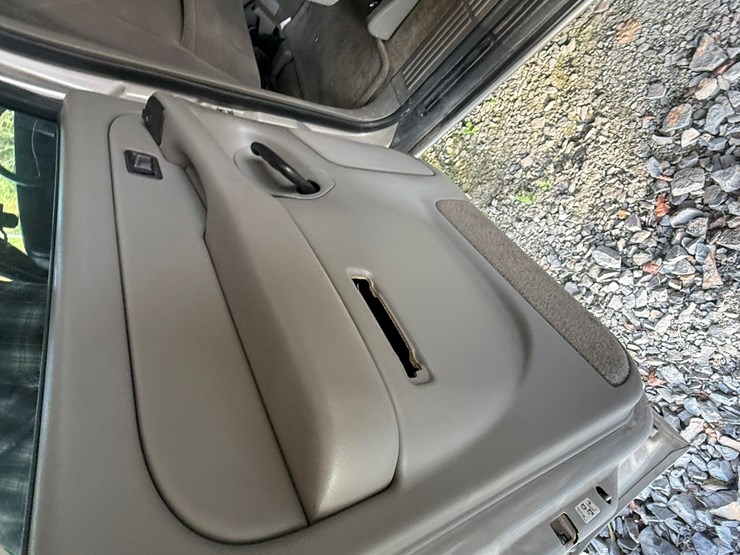 2004-chevrolet-suburban-image-46