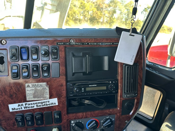 #33710-•-2011-mack-cxu-t/a-sleeper-truck-tractor-1m1aw09y3bm013638-image-70