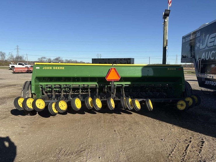 john-deere-8300-image-3
