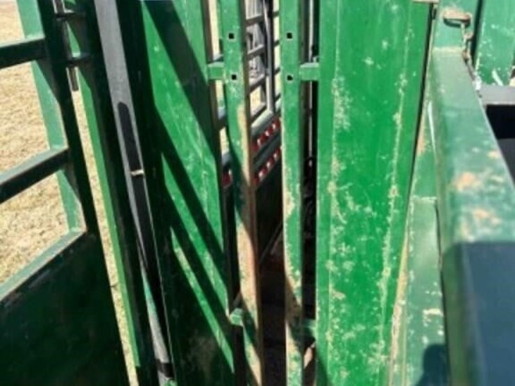 arrowquip-cp-1050-hydraulic-squeeze-chute-image-23