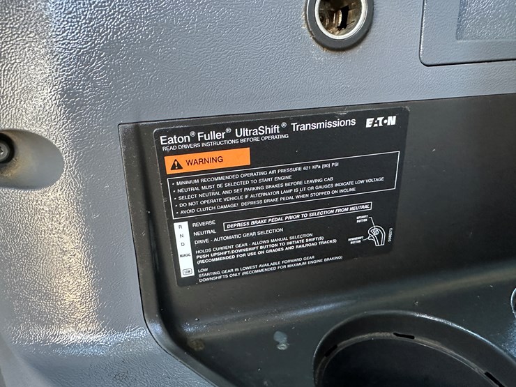 #33710-•-2011-mack-cxu-t/a-sleeper-truck-tractor-1m1aw09y3bm013638-image-88