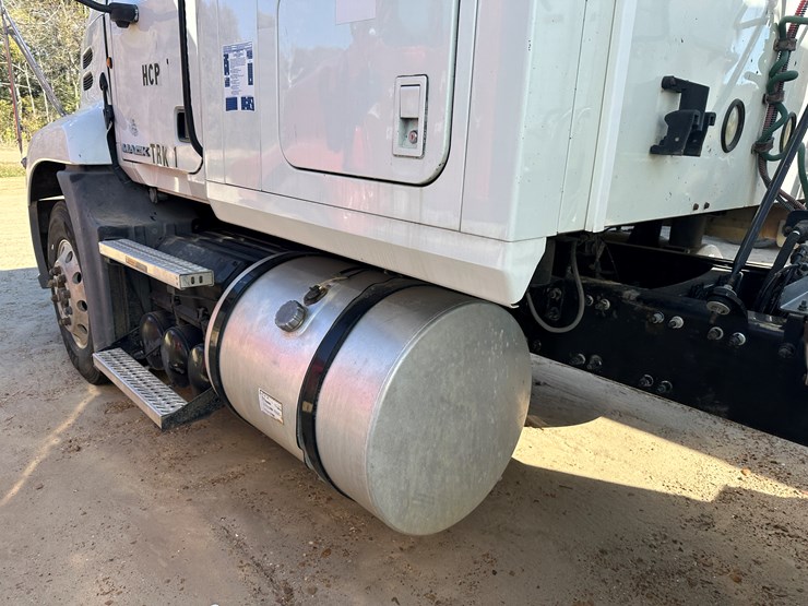 #33704-•-2011-mack-cxu-t/a-sleeper-truck-tractor-1m1aw09y8bm013165-image-29