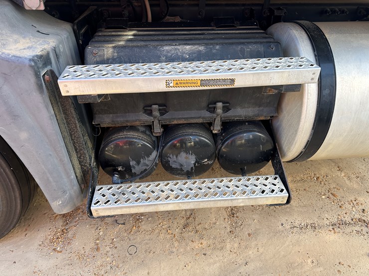 #33704-•-2011-mack-cxu-t/a-sleeper-truck-tractor-1m1aw09y8bm013165-image-88