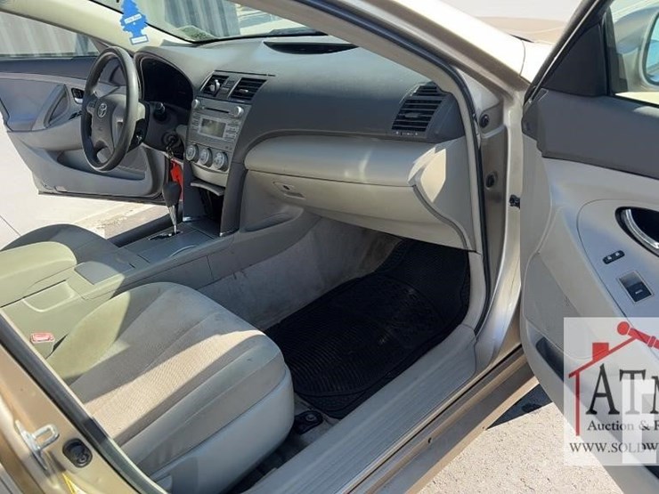 2010-toyota-camry-le-image-14