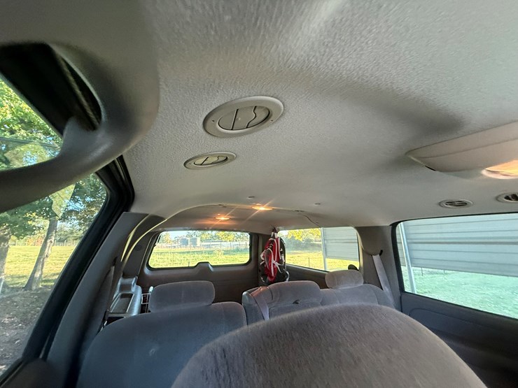 2004-chevrolet-suburban-image-44