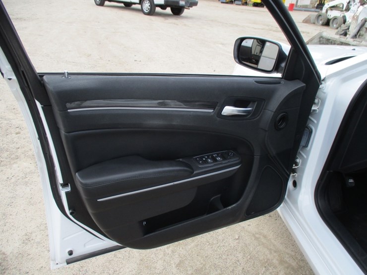 2021-chrysler-300-sedan,-image-13