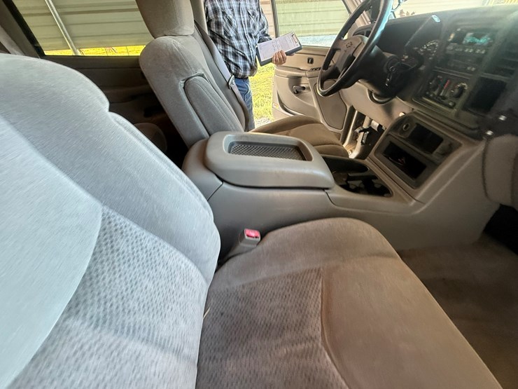 2004-chevrolet-suburban-image-39