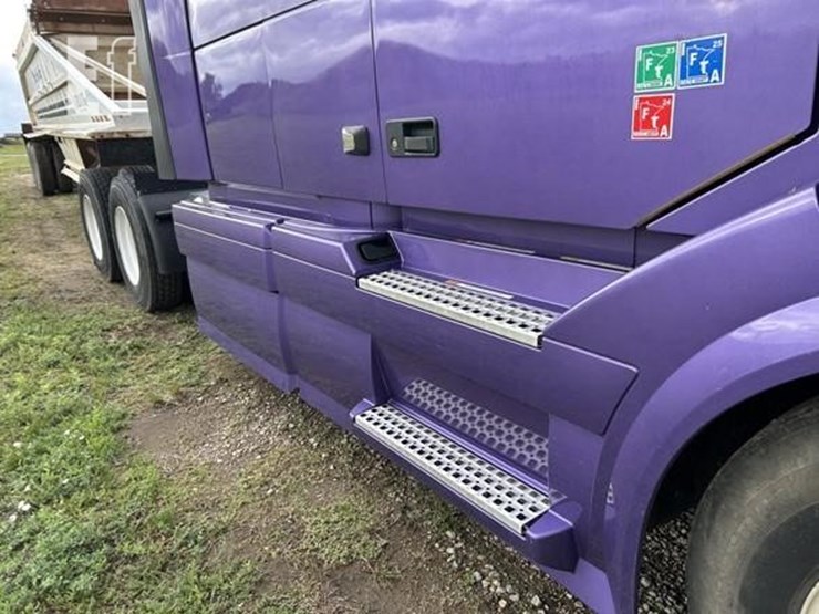 volvo-vnl42t670-image-39