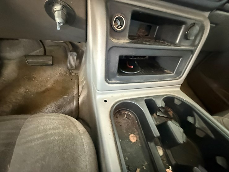 2004-chevrolet-suburban-image-65