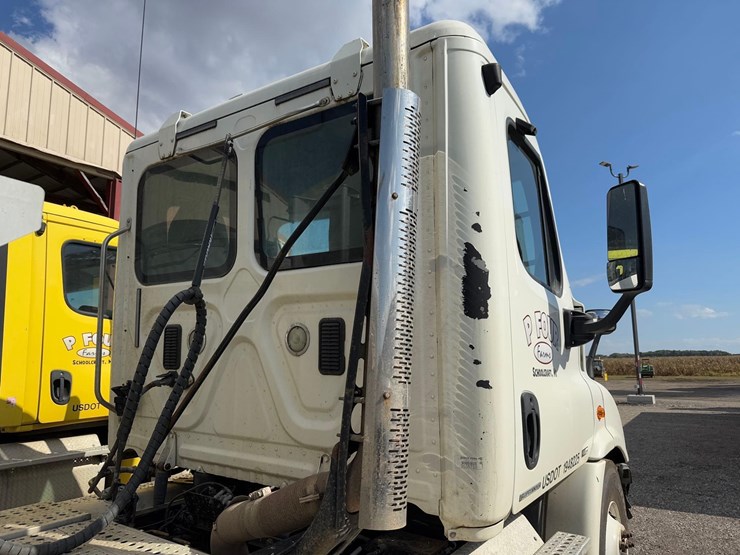 freightliner-semi-tractor-image-19