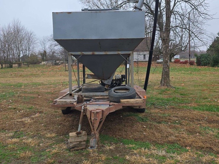 homemade-seed-tender-trailer,-holds-4-pro-boxes,-honda-engine,-with-hyd-control,-steel-auger,-dual-compartment,-on-tandem-axle-trailer,-no-title-image-2