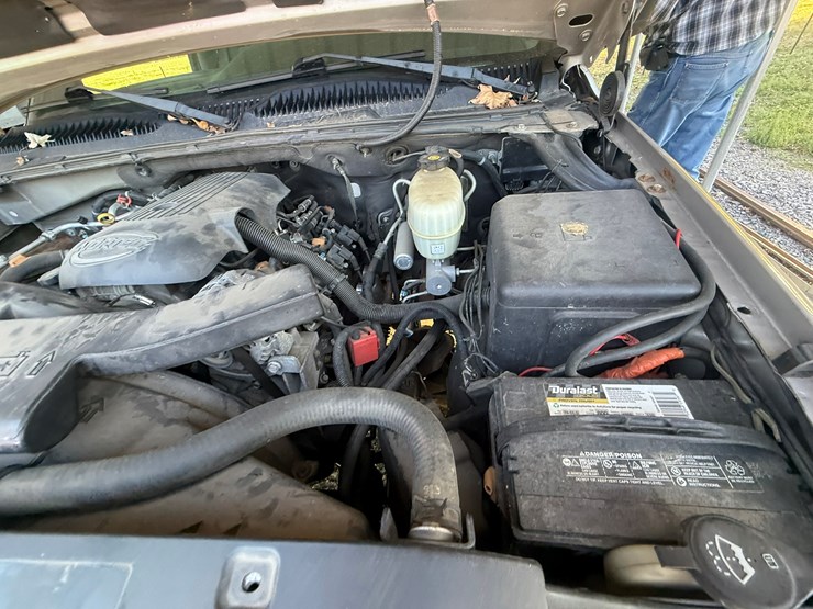 2004-chevrolet-suburban-image-22