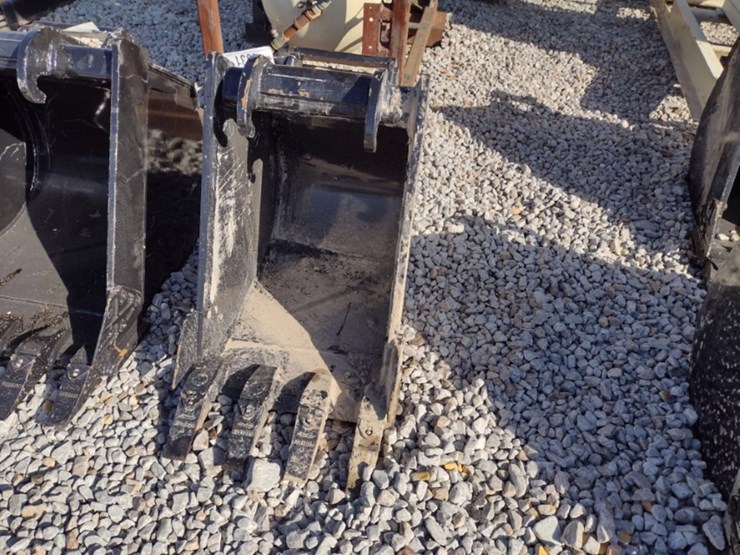 18-in-x-change-excavator-bucket-(qea-4031)-image-1