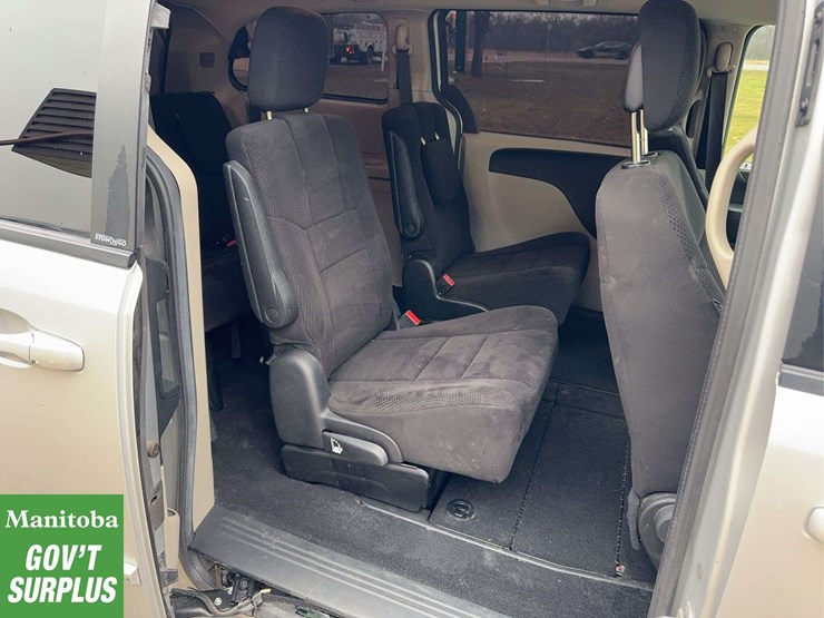 2012-dodge-grand-caravan-sxt-image-25