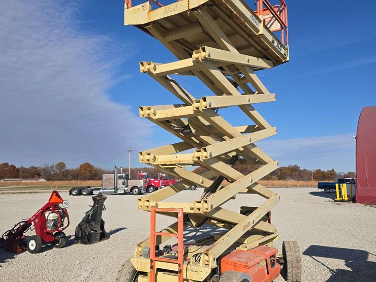 2011-jlg-4069le-image-10