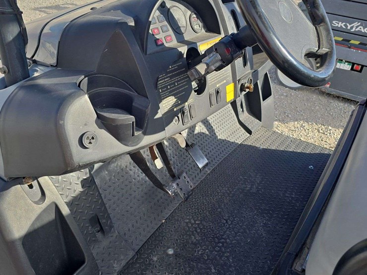 2016-club-car-ingersoll-rand,-carryall-1500-kubota-diesel,-1,348-hours,-4x4,-new-tires,-and-dump-bed,-runs-and-works-great-image-9