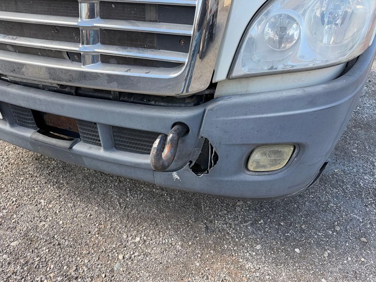 freightliner-semi-tractor-image-15