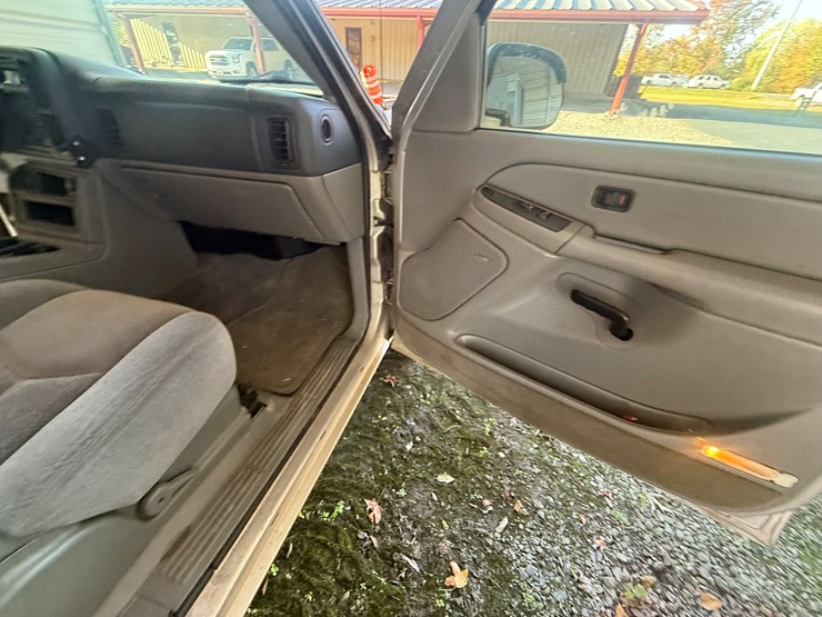 2004-chevrolet-suburban-image-36