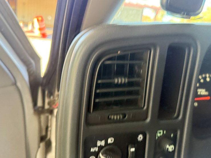 2004-chevrolet-suburban-image-5