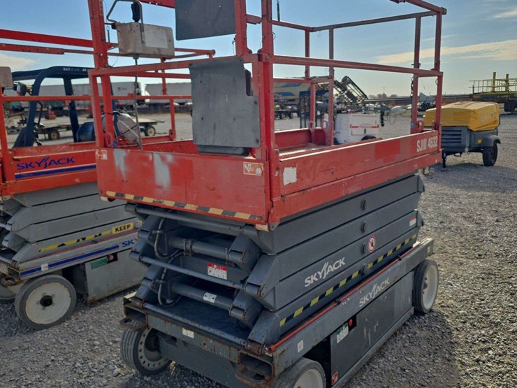 2015-skyjack-sj4632-electric-scissor-lift-297.9-hours,-everything-works-as-it-should,-38ft-working-height-image-1