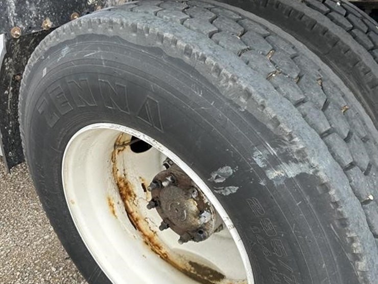 volvo-vnl42t670-image-37