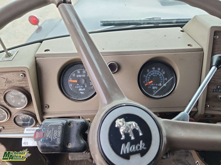 1976-mack-r600-image-15