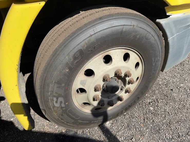 freightliner-semi-tractor-image-4