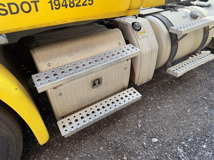 freightliner-semi-tractor-image-10