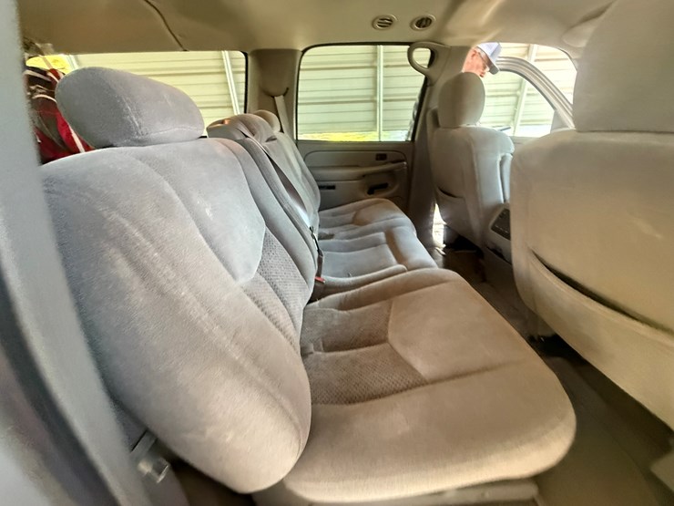 2004-chevrolet-suburban-image-26